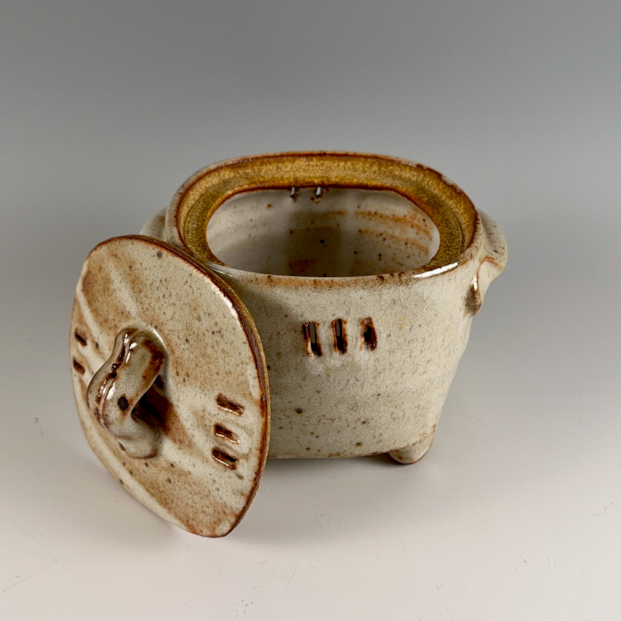 Guillermo Cuellar garlic jar